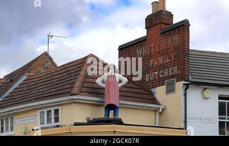 Statua del macellaio sopra il negozio di macellai all'angolo di St Cuthberts Street e Newnham Street, Bedford, Bedfordshire, Inghilterra, Regno Unito Foto Stock