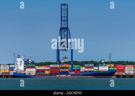 Nave di alimentazione BG Ireland carico di container al porto di Felixstowe. BG Ireland è una nave di alimentazione di container, Foto Stock