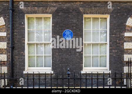 RAM Mohun Roy Blue Plaque 49 Bedford Square, Bloomsbury, Londra. RAM MOHUN ROY 1772-1833 lo Scholar indiano ed il riformatore vissero qui. Foto Stock