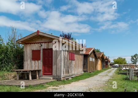 Capanne di legno nel porto di Saint-Vivien in Médoc, sull'estuario della Gironda (Francia) Foto Stock