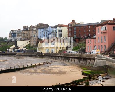 Vista sul lungomare di Cromer e sulla spiaggia vuota Foto Stock