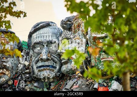 Stockport MusicMagpie gigante Mount Rushmore scultura stile G7 capi fatto interamente di elettronica scartata Mario Draghi primo Ministro Italia Foto Stock