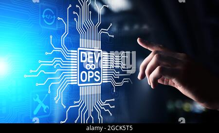Sviluppo Agile e concetto di ottimizzazione DevOps su schermo virtuale Foto Stock