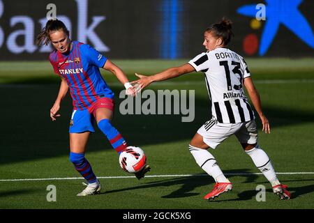 Sant Joan Despi, Spagna. 08 agosto 2021. Caroline Graham Hansen (L) del FC Barcelona Women è sfidato da Lisa Boattin della Juventus FC Women durante la partita di calcio pre-stagione amichevole tra FC Barcelona Women e Juventus FC Women. FC Barcelona Women ha vinto 6-0 su Juventus FC Women. Credit: Nicolò campo/Alamy Live News Foto Stock