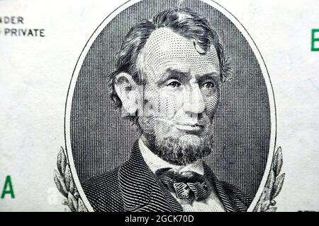 Abraham Lincoln dal lato opposto di un vecchio cinque dollari in una forma ovale verticale, l'elemento americano della banconota del contanti americano vecchia 5 $ Foto Stock