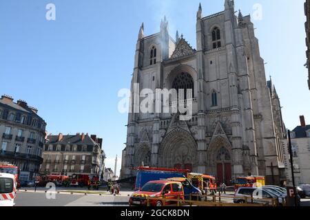 File photo datato 18 luglio 2020 - UN ufficiale di polizia francese gesti come vigili del fuoco sono al lavoro per spegnere un incendio alla cattedrale di Saint-Pierre-et-Saint-Paul a Nantes, Francia occidentale, il 18 luglio 2020. Il grande incendio scoppiato il 18 luglio 2020 all'interno della cattedrale nella città francese occidentale di Nantes è stato ora contenuto, i servizi di emergenza ha detto. "Si tratta di un grande incendio", ha detto il centro operativo di emergenza, aggiungendo che gli equipaggi sono stati avvisati poco prima delle 08:00 (0600 GMT) e che sono stati inviati 60 vigili del fuoco. -- UN cittadino ruandese sospettato di causare un incendio importante che ha devastato il gatto Foto Stock