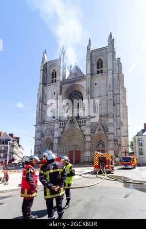 File photo datato 18 luglio 2021 - Vista della facciata parzialmente bruciata della cattedrale di Saint-Pierre-et-Saint-Paul a Nantes, Francia occidentale, il 18 luglio 2020. Un volontario detenuto per aver messo in discussione l'incendio è stato rilasciato senza spese. Il sabato mattina, la cattedrale si è guastata di notte, distruggendo le vetrate colorate e il grande organo all'interno. Il rifugiato ruandese detenuto, 39 anni, era incaricato di bloccare l'edificio il giorno prima dell'incendio. Il pubblico ministero di Nantes ha detto che l'uomo è stato liberato domenica sera. -- UN cittadino ruandese sospettato di causare un incendio grave che rav Foto Stock
