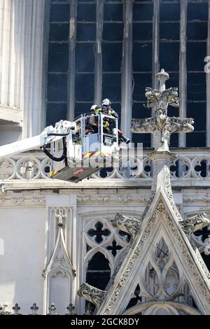 File photo datato 18 luglio 2021 - Vista della facciata parzialmente bruciata della cattedrale di Saint-Pierre-et-Saint-Paul a Nantes, Francia occidentale, il 18 luglio 2020. Un volontario detenuto per aver messo in discussione l'incendio è stato rilasciato senza spese. Il sabato mattina, la cattedrale si è guastata di notte, distruggendo le vetrate colorate e il grande organo all'interno. Il rifugiato ruandese detenuto, 39 anni, era incaricato di bloccare l'edificio il giorno prima dell'incendio. Il pubblico ministero di Nantes ha detto che l'uomo è stato liberato domenica sera. -- UN cittadino ruandese sospettato di causare un incendio grave che rav Foto Stock