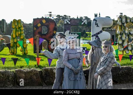 Alton Towers, gli antenati di Alton spaventano attori e Towers Street Halloween spensierato Foto Stock