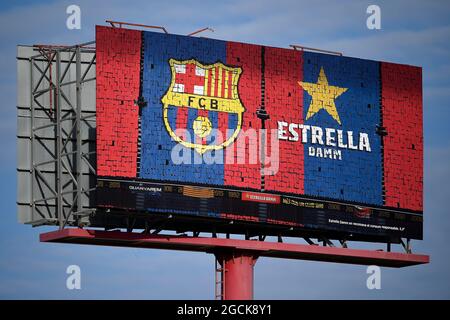 Sant Joan Despi, Spagna. 08 agosto 2021. Un cartellone con il logo FC Barcelona e una pubblicità per Estrella Damm è visto prima della partita di calcio pre-stagione amichevole tra FC Barcelona Women e Juventus FC Women. Credit: Nicolò campo/Alamy Live News Foto Stock