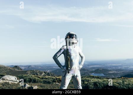 Anonimo indigeno americano donna in abiti autentici chiamata a salvare la Terra su prato erboso tra gli alberi Foto Stock