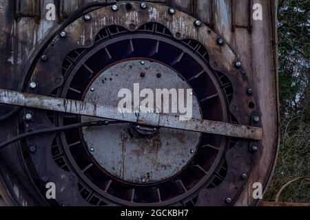 L'ex Alton Towers Ride, Ripsaw , smantellato nel parcheggio di Alton Towers nel 2016 Huss Topspin Foto Stock