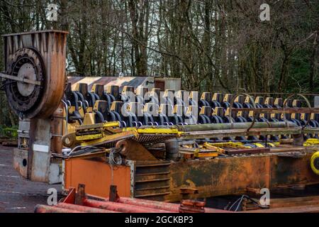L'ex Alton Towers Ride, Ripsaw , smantellato nel parcheggio di Alton Towers nel 2016 Huss Topspin Foto Stock