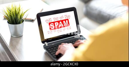 Schermo del portatile che visualizza un concetto di spam Foto Stock
