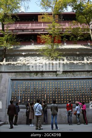 Il Tempio Lingyin è conosciuto anche come il Tempio del ritiro dell'anima a Hangzhou, Cina. Personaggi cinesi dove adoratori cercano di raggiungere il più alto possibile Foto Stock