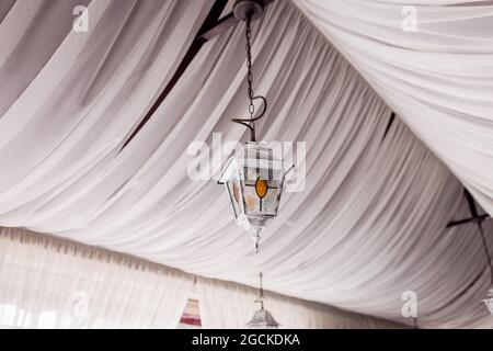 lampada a lanterna d'epoca in un bar. illuminazione per il ristorante Foto Stock