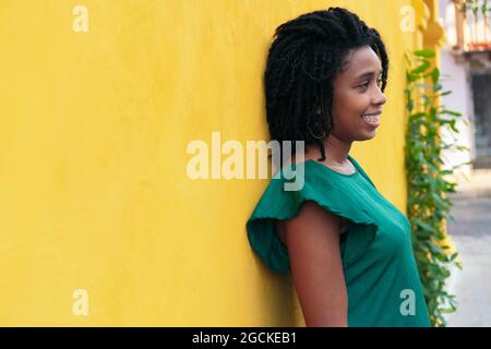 Bella giovane donna con afro in strada Foto Stock