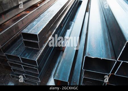 Prodotti in metallo laminato. Vista prospettica di tubi in acciaio di sezione rettangolare Foto Stock