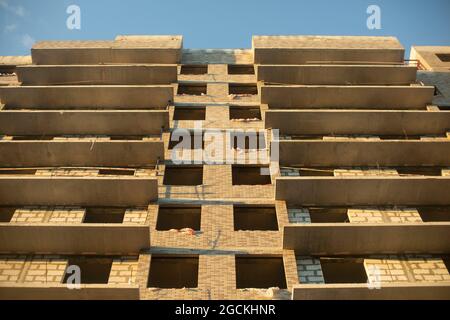 Costruzione di una casa. Edificio a più piani senza rivestimento. Costruzione di un edificio residenziale in Russia. Costruzione di calcestruzzo. Foto Stock