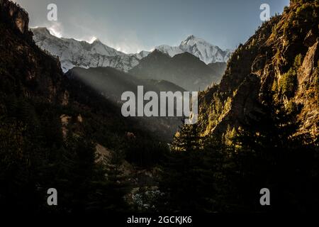 Spettacolare paesaggio di montagna rocciosa Annapurna in giornata di sole in Himalaya in Nepal Foto Stock