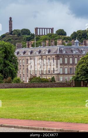Holyrood Palace è stato costruito nel 16th secolo e la residenza ufficiale del Queens con Calton Hill sullo sfondo, Edimburgo, Scozia, Regno Unito Foto Stock