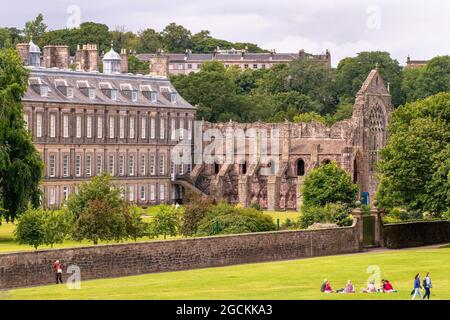 Holyrood Palace e le rovine dell'Abbazia di Holyrood che risale al 16th secolo è la residenza ufficiale delle regine a Edimburgo, Scozia, Regno Unito Foto Stock