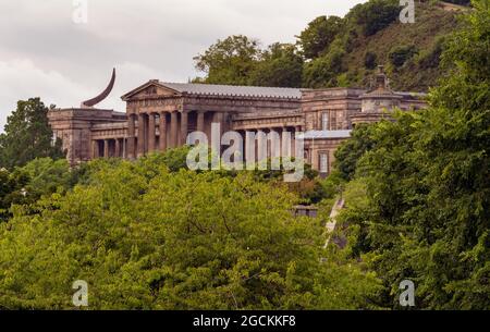 L'Old Royal High School, conosciuta anche come New Parliament House, è un edificio neoclassico del 19th secolo, ora utilizzato dal comune di Edimburgo come uffici, Regno Unito Foto Stock