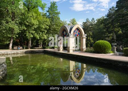 Padiglione di vetro vicino al laghetto dello specchio a Kislovodsk, Russia Foto Stock