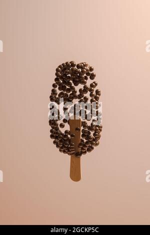 Vista laterale di un gelato surreale composto da palle di cioccolato sospese nell'aria Foto Stock