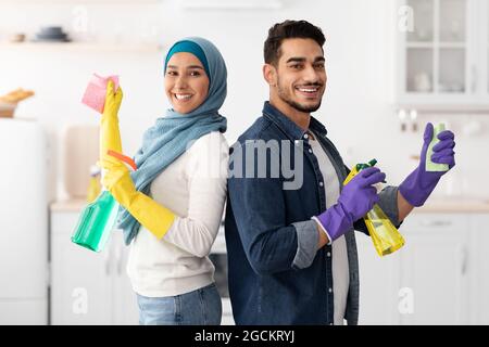 Allegro marito medio-orientale e moglie pulizia cucina Foto Stock