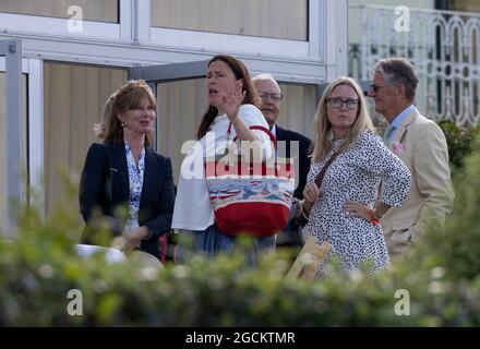 Royal Yacht Squadron, spettatori, Cowes Week, Cowes, Week, Isle of Wight, Inghilterra, Regno Unito, Foto Stock