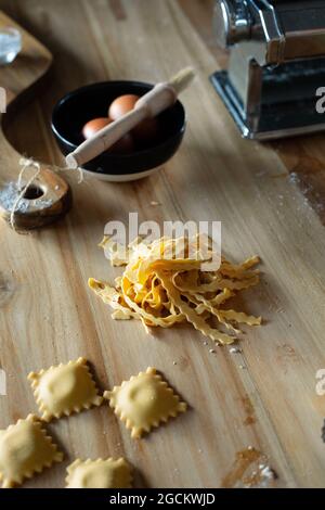 Persona irriconoscibile che prepara ravioli e pasta a casa Foto Stock