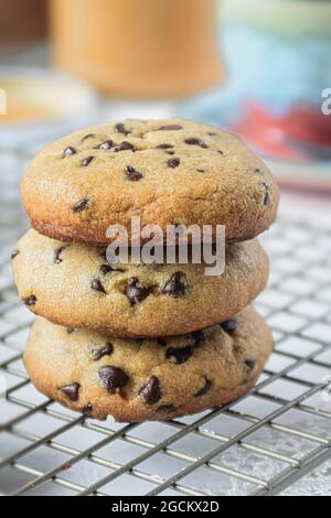 Primo piano di alcuni biscotti al cioccolato fondente appena fatti Foto Stock