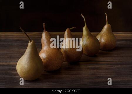Piatto di pere ancora vita Foto Stock