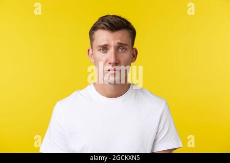 Stile di vita, estate e concetto di emozioni della gente. Primo piano ritratto di un giovane misero angosciato che sembra cupo e triste, sentendosi spezzato di cuore o. Foto Stock