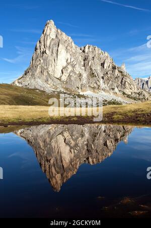 Vista dal passo Giau, Monte Ra Gusela dal gruppe di Nuvolau, specchio di montagna in lago, Dolomiti, Italia Foto Stock