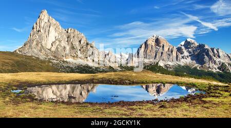 Vista dal Passo Giau a mount Ra Gusela dal Nuvolau gruppe e Tofana o le Tofane Gruppe con nuvole, mirroring di montagna nel lago, Dolomiti, Italia Foto Stock