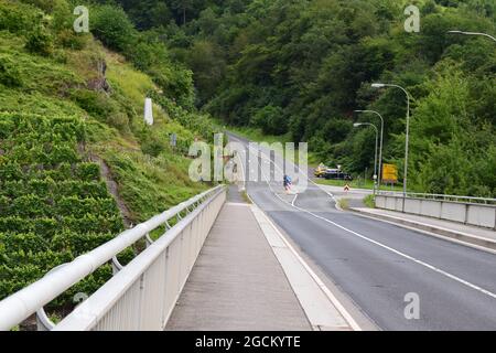 Mosel valle strada nel ponte vicino Bruttig-Falkel Foto Stock