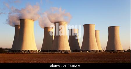 Vista serale del tramonto della centrale nucleare Jaslovske Bohunice - Slovacchia Foto Stock