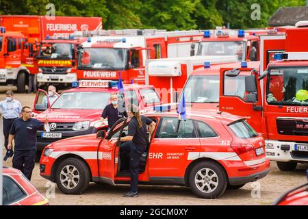 09 agosto 2021, Baviera, Hösbach: I veicoli di emergenza sono parcheggiati al punto di assemblaggio. Per combattere i gravi incendi boschivi in Grecia, l'Assia sta inviando circa 160 forze di protezione civile Assiane, tra cui vigili del fuoco e assistenti dell'Agenzia federale tedesca per il soccorso tecnico (THW), ad Atene e nella regione greca di Attica. La Grecia aveva presentato una richiesta di assistenza nell'ambito del meccanismo di protezione civile dell'UE. Foto: Andreas Arnold/dpa Foto Stock