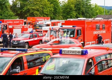 09 agosto 2021, Baviera, Hösbach: I veicoli di emergenza sono parcheggiati al punto di assemblaggio. Per combattere i gravi incendi boschivi in Grecia, l'Assia sta inviando circa 160 forze di protezione civile Assiane, tra cui vigili del fuoco e assistenti dell'Agenzia federale tedesca per il soccorso tecnico (THW), ad Atene e nella regione greca di Attica. La Grecia aveva presentato una richiesta di assistenza nell'ambito del meccanismo di protezione civile dell'UE. Foto: Andreas Arnold/dpa Foto Stock