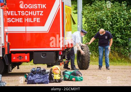 09 agosto 2021, Baviera, Hösbach: Le forze di emergenza controllano le loro attrezzature. Per combattere i gravi incendi boschivi in Grecia, l'Assia invia circa 160 task force della protezione civile in Assia, compresi vigili del fuoco e assistenti dell'Agenzia federale tedesca per il soccorso tecnico (THW), ad Atene e nella regione greca di Attica. La Grecia aveva presentato una richiesta di assistenza nell'ambito del meccanismo di protezione civile dell'UE. Foto: Andreas Arnold/dpa Foto Stock