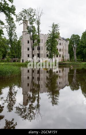 Castello di Karpniki, Gmina Mysłakowice, all'interno della Contea di Jelenia Góra, Voivodato della bassa Slesia, nella Polonia sud-occidentale, in Europa Foto Stock