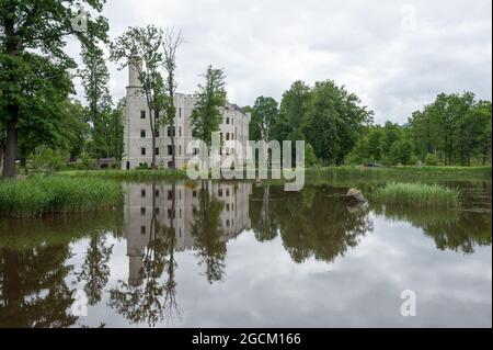 Castello di Karpniki, Gmina Mysłakowice, all'interno della Contea di Jelenia Góra, Voivodato della bassa Slesia, nella Polonia sud-occidentale, in Europa Foto Stock