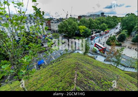 Londra, Regno Unito. 9 agosto 2021. La vista dall'alto verso Park Lane - il £2 milioni di Marble Arch Mound, è stato annunciato in febbraio, ed è stato appena riaperto gratuitamente durante agosto dopo un 'falso inizio'. I visitatori possono salire fino alla vetta di 25 metri, dove una terrazza panoramica offre una vista a 360 gradi su Oxford Street e su Hyde Park, offrendo viste mai viste prima dal pubblico più ampio. Durante il viaggio, i visitatori si tuffano in uno spazio scavato che sarà utilizzato per le mostre. Sarà aperto ai visitatori fino al 2022 gennaio.' Progettato dalla ditta olandese MVRDV, originariamente aveva un biglietto d'ingresso di £6.50. Neig Foto Stock