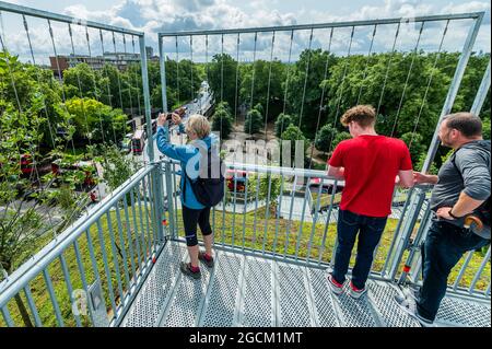 Londra, Regno Unito. 9 agosto 2021. La vista dall'alto verso Park Lane - il £2 milioni di Marble Arch Mound, è stato annunciato in febbraio, ed è stato appena riaperto gratuitamente durante agosto dopo un 'falso inizio'. I visitatori possono salire fino alla vetta di 25 metri, dove una terrazza panoramica offre una vista a 360 gradi su Oxford Street e su Hyde Park, offrendo viste mai viste prima dal pubblico più ampio. Durante il viaggio, i visitatori si tuffano in uno spazio scavato che sarà utilizzato per le mostre. Sarà aperto ai visitatori fino al 2022 gennaio.' Progettato dalla ditta olandese MVRDV, originariamente aveva un biglietto d'ingresso di £6.50. Neig Foto Stock