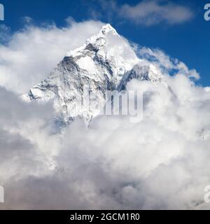 Monte Ama Dablam tra le nuvole, strada per il campo base Everest, valle Khumbu, parco nazionale Sagarmatha, Everest zona, Nepal Foto Stock