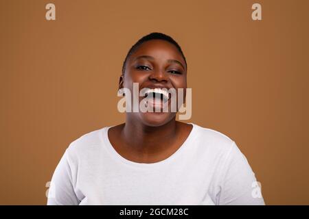 Ritratto di giovane donna nera casual chubby ridendo Foto Stock