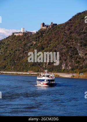 Fiume Reno vicino a Kamp-Bornhofen si ergono due castelli, Burg Sterrenberg e Burg Liebenstein costruiti da due fratelli Foto Stock