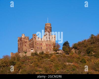 Maus Castello un castello sopra il villaggio di Wellmich in Renania-Palatinato, Germania che ha una torre insolita Foto Stock